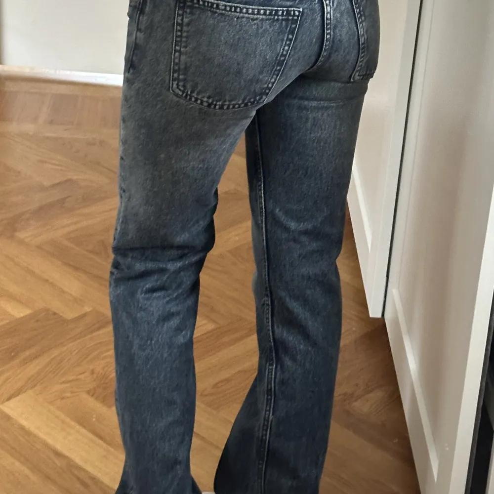 Oanvända zara jeans ”raka jeans med låg midja” i en grå/blå nyans. Slutsålda på zaras hemsida. De är mörkare i verkligheten än på hemsidan (se tredje bild). Jeans & Byxor.