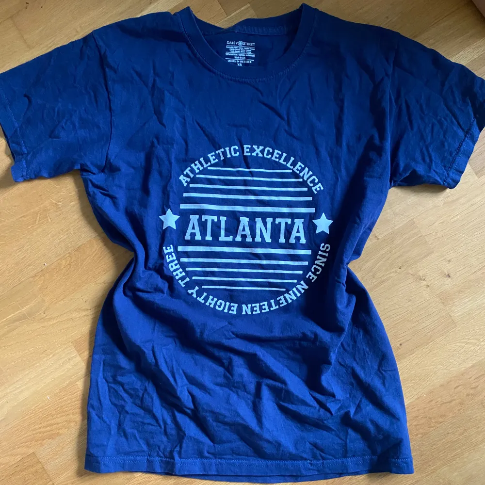 Marinblå t-shirt från Daisy street i storlek xs. Nypris 300, säljer för 70.. T-shirts.