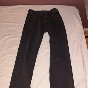 Säljet dessa svarta jack and jones jeans i passform loose/Eddie. Skick 10/10, använd 1 gång. Pris kan diskuteras