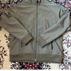 Green Carhartt Relay Jacket - Large Green Carhartt Relay Jacket. Nästan perfekt skick, skriv innan ni köper, pris kan såklart ändras.