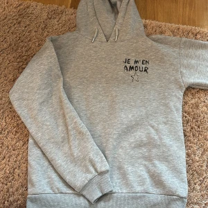 Je m’en Amour hoodie ginatricot - Säljer en jättegullig hoodie från young gina i storlek 146/152, passar perfekt på mig som är 165. Passar XXS/XS/S och kanske M. Knappt använd, nyskick. Nypris: 249kr