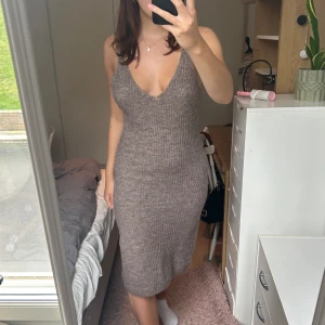 Stickad klänning  - Stickad klänning som aldrig kommit till användning. Storlek M