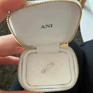 Säljer denna as snygga ring från ANI som aldrig är använd pga att jag köpte ett sett med tre ringar men storleken passade inte de fingret jag ville och man kunde ej byta bara en ring därav vill jag sälja den för att kunna köpa en större storlek💕