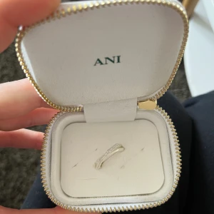 Ani ring - Säljer denna as snygga ring från ANI som aldrig är använd pga att jag köpte ett sett med tre ringar men storleken passade inte de fingret jag ville och man kunde ej byta bara en ring därav vill jag sälja den för att kunna köpa en större storlek💕
