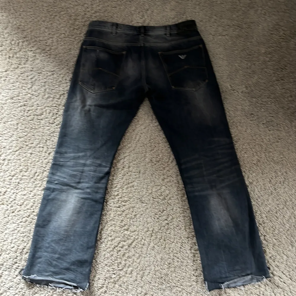 Avklippta armani jeans som jag inte använder längre sitter skit bra ett litet hål vid fickan.. Jeans & Byxor.