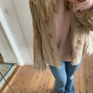 Teddy/päls jacka  - Jättesnygg päls/teddy jacka, super mysig!!!🩷🩷💓💓💓🩷💓