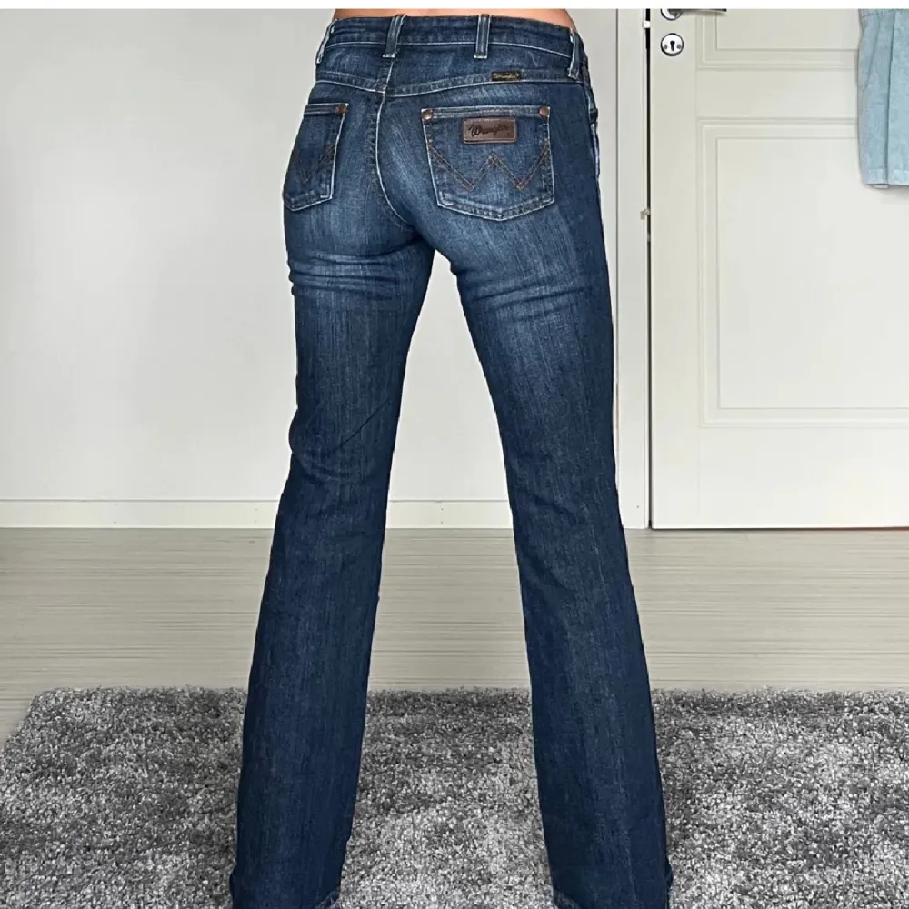 Jäljer dessa fina mörkblå jeans då de var lite för korta, som nya. Midja tvärs över:  Innerbenslängd: 77 cm. Jeans & Byxor.