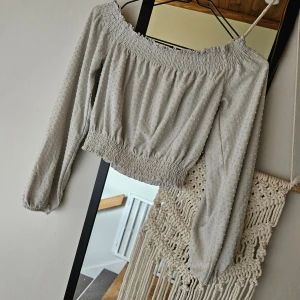 Magtröja - Magtröja. Vit, har blivit lite missfärgad i tvätt så den går lite mot vit/grå. Djur finns i hemmet. 