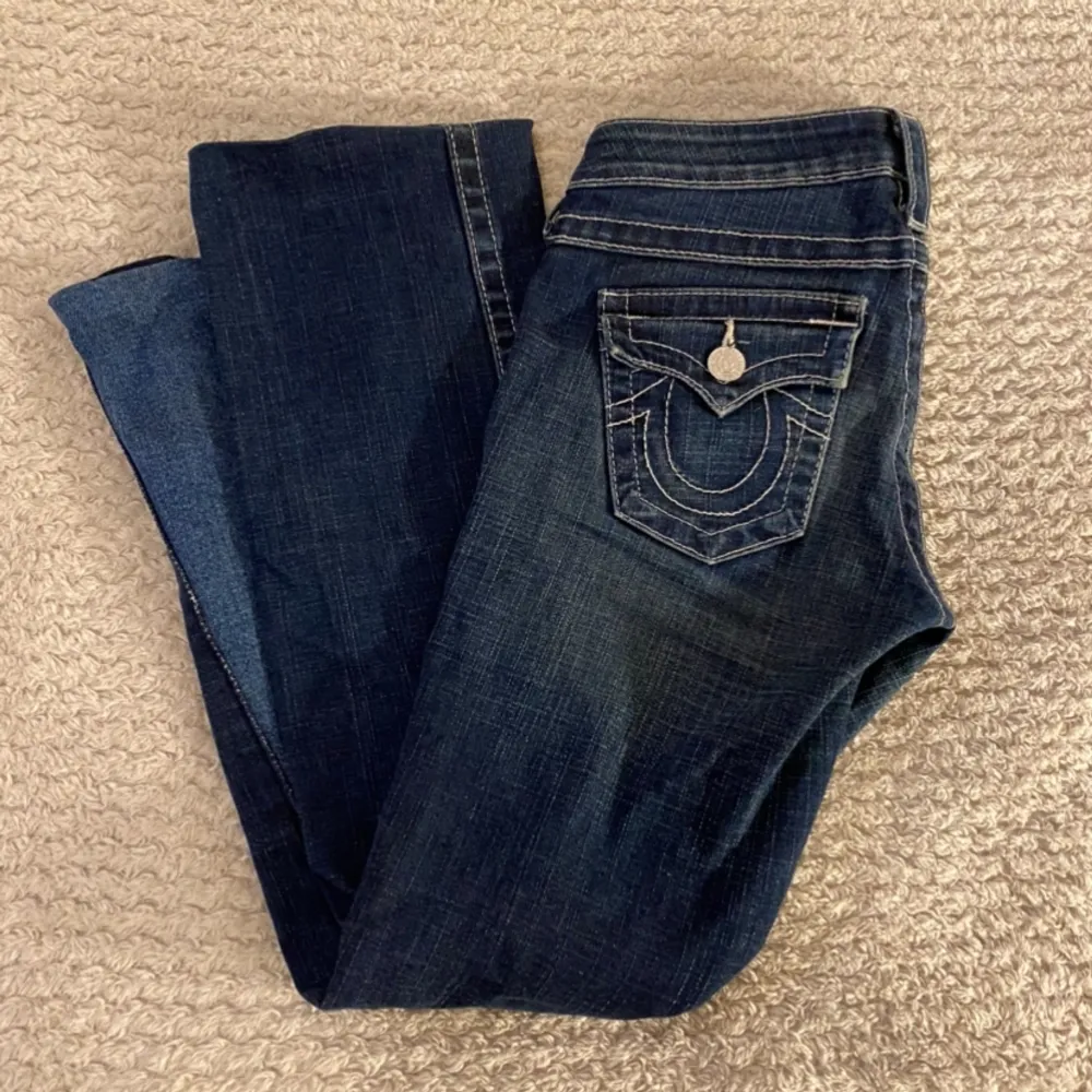 True religion jeans! Lågmidjade & utsvängda. St:26 passar mig som har vanligtvis st 34/36 och är 160cm lång, de är korta då de är upp limmade med fållfix. Köptes från sellpy. säljs pågrund av att de ej kommer till andvändning.. Jeans & Byxor.