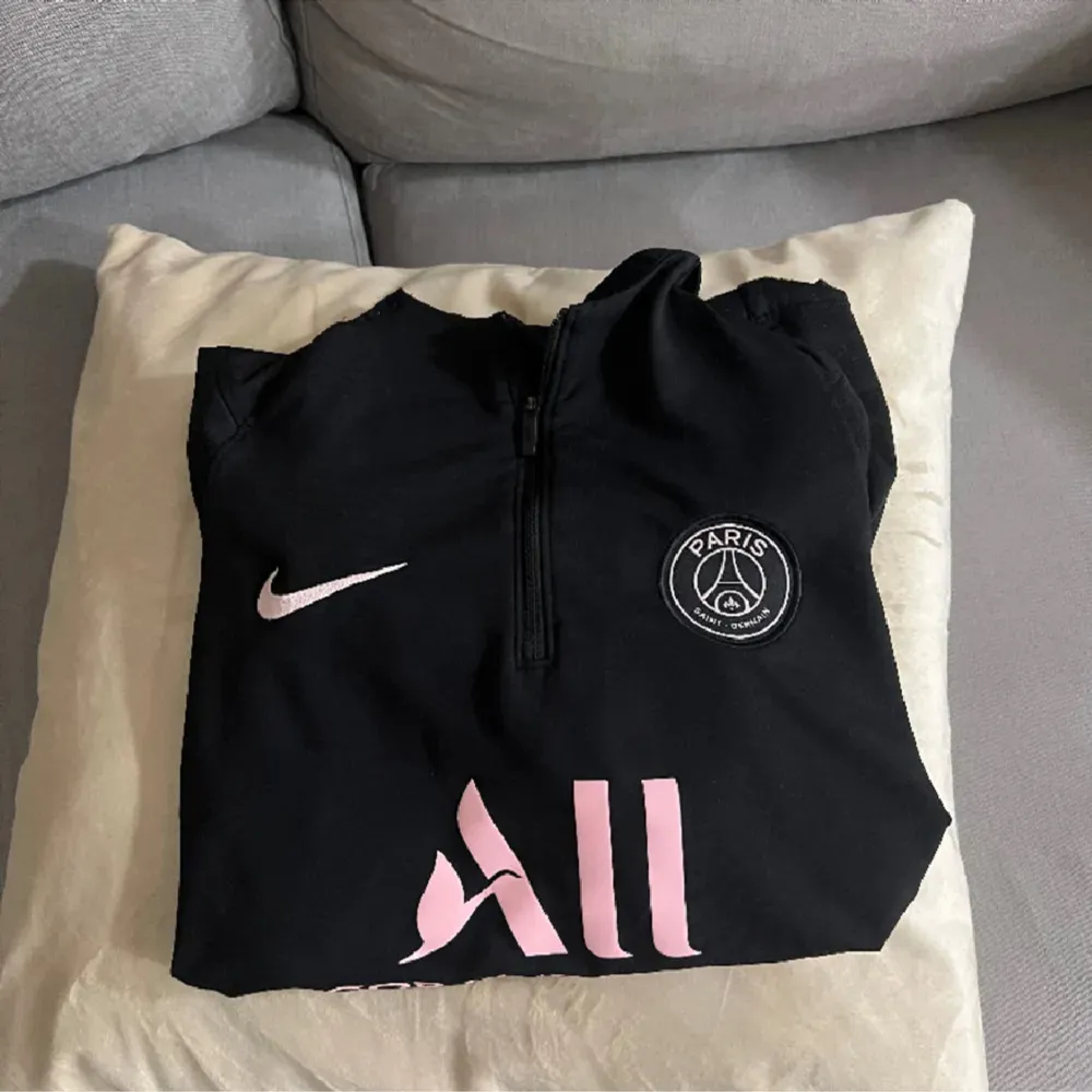 Säljer min svart rosa psg tröja i storlek S. Passar även M och xs då den är lång i modellen och stretchig. Unisex så passar både tjejer o killar. Den är äkta. Bra skick. Perfekt till sommaren. Skriv för fler bilder eller frågor.. Tröjor & Koftor.