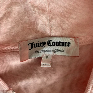 Juicy Couture  - Säljer pga inte min färg längre  Sätt ifrån juicy, vet inte om det är riktigt, original påse finns kvar. Storlek XS 