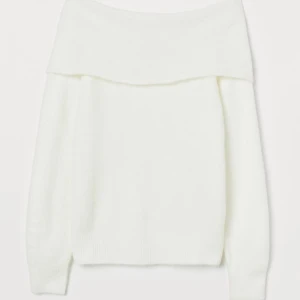 Stickad offshoulder  - Härligt varm och go stickad tröja En finstickad, långärmad tröja i mjuk kvalitet med inslag av ull. Tröjan har öppna axlar, nedvikt kant upptill. Använd en gång tidigare men är i nyskick inga skador eller annat💕