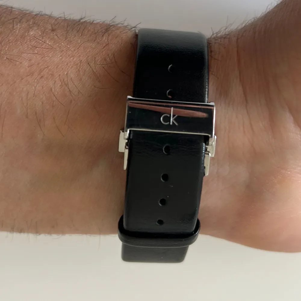 Fin Calvin Klein klocka med läderarmband. Urtavla 40x40mm. Tyvärr så har den inte kommit till så stor användning för mig och hoppas att den får en ny ägare. Kommer ifrån ett rök och djurfritt hem! Se mina övriga annonser 🌸. Övrigt.