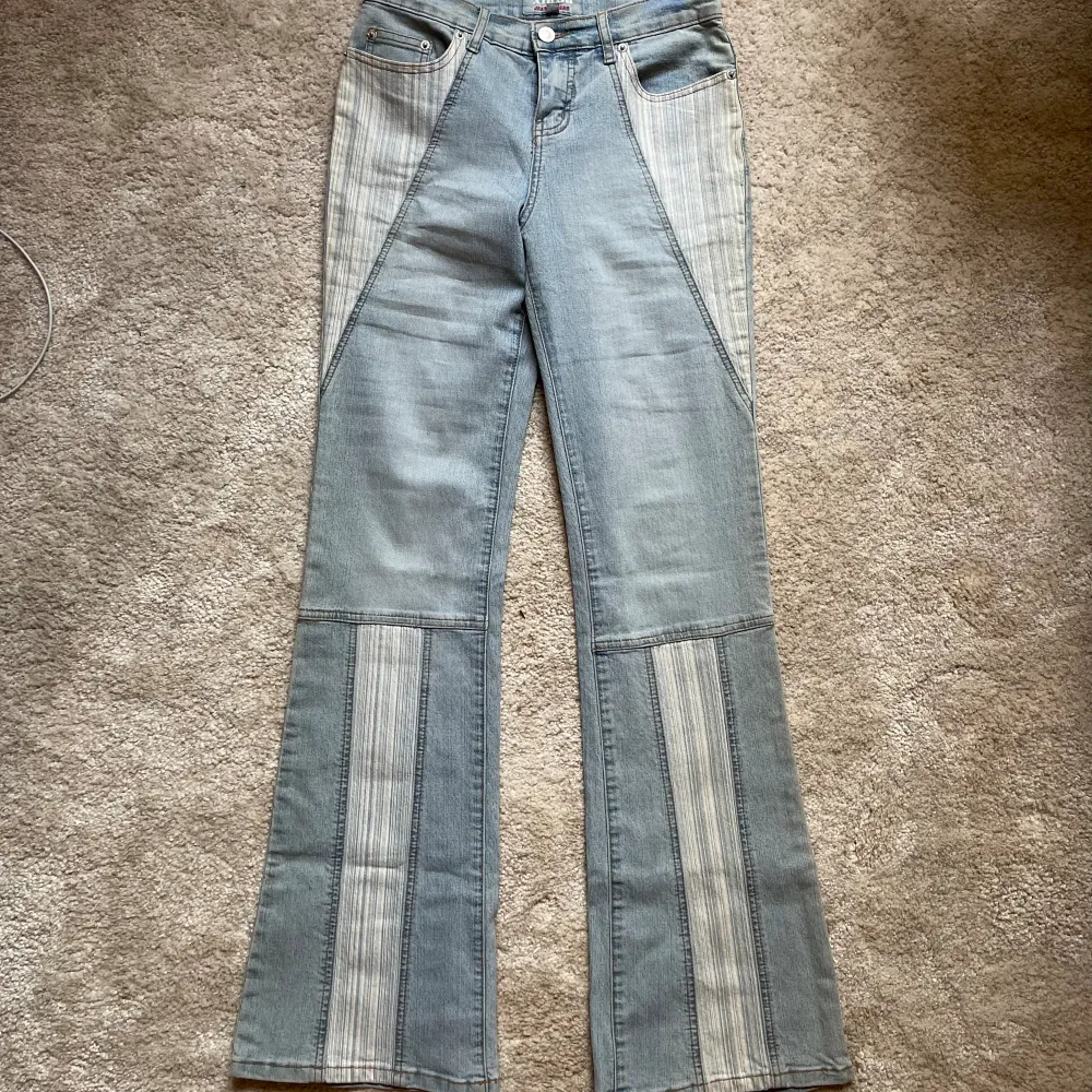 Supercoola jeans från märket ”XinDa Jeans” vintage, köpta i paris dyrt, helt perfekt skick, prislapp kvar använd fåtal ggr. Sååå najs passform, stretchiga och SÅÅ långa, lågmidjade, är själv lång o sitter najs på mig!!!💟💟💟 . Jeans & Byxor.