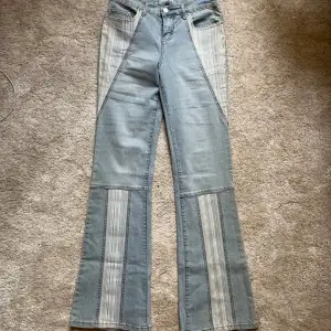 Supercoola jeans från märket ”XinDa Jeans” vintage, köpta i paris dyrt, helt perfekt skick, prislapp kvar använd fåtal ggr. Sååå najs passform, stretchiga och SÅÅ långa, lågmidjade, är själv lång o sitter najs på mig!!!💟💟💟 