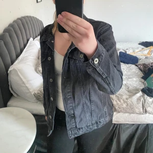 Jeansjacka - Jättefin svart jeansjacka, aldrig använd med prislapp kvar, stl s