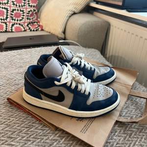 Air Jordan 1 low. Använt ca 6-8 ggr. Bra skick i storlek 36,5.