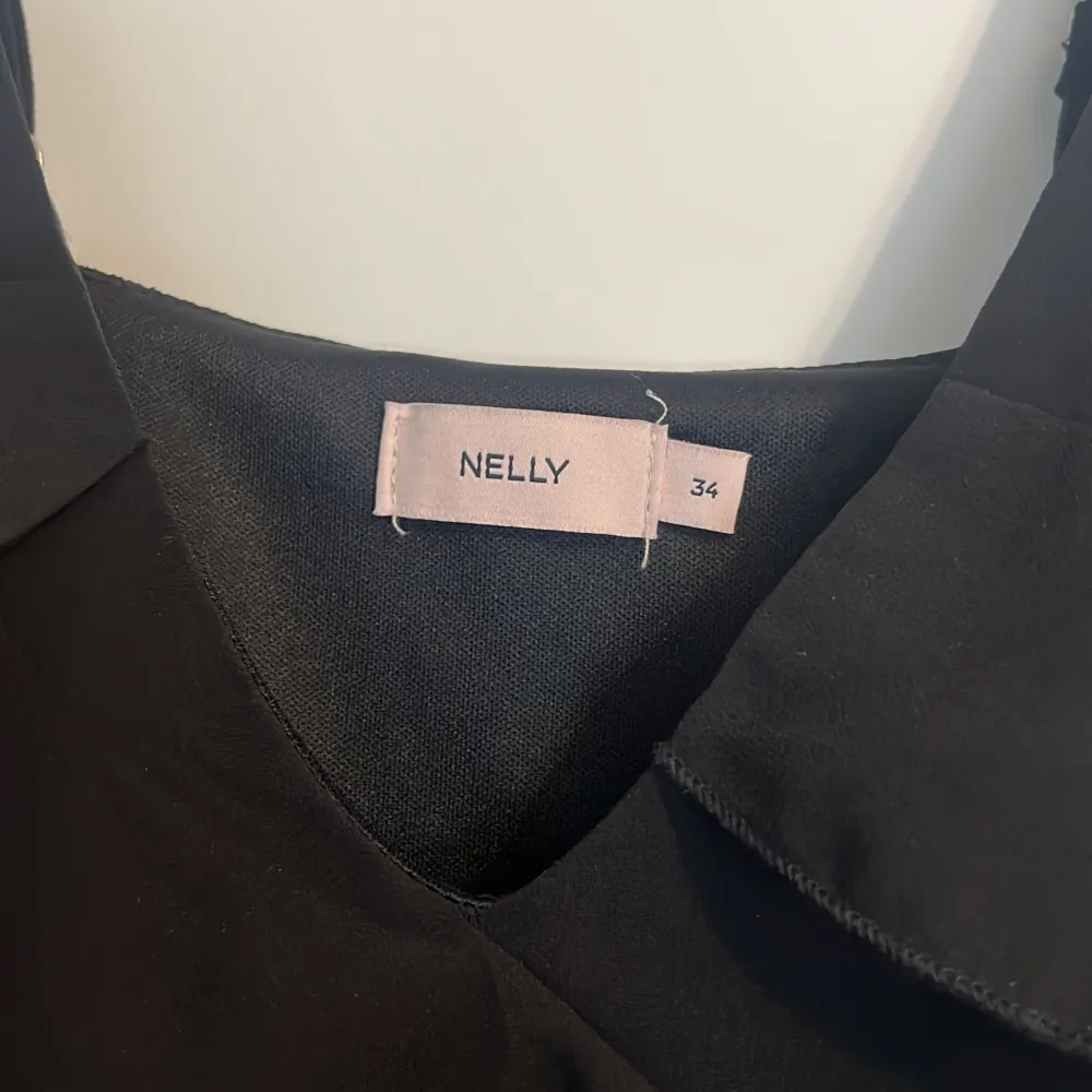 En helt oanvänd volangkläning från Nelly, den är tuvär förliten för mig och har derför aldrig anvends, lappen sitter fortfarande på och den är i nyskick då den aldrig använts❤️. Klänningar.