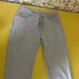Lågmidjade, ljusblåa jeans från BikBok. Jeansen är i strl W31 L32. Dom är i ett bra skick och är använda få gånger. Skriv för fler bilder eller frågor!❤️nypris:599-699kr