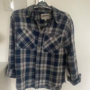 Säljer denna The Stronghold skjorta som köptes i Marbella och inte hittas i Sverige pga för liten. Storlek: XS men passar till S också!