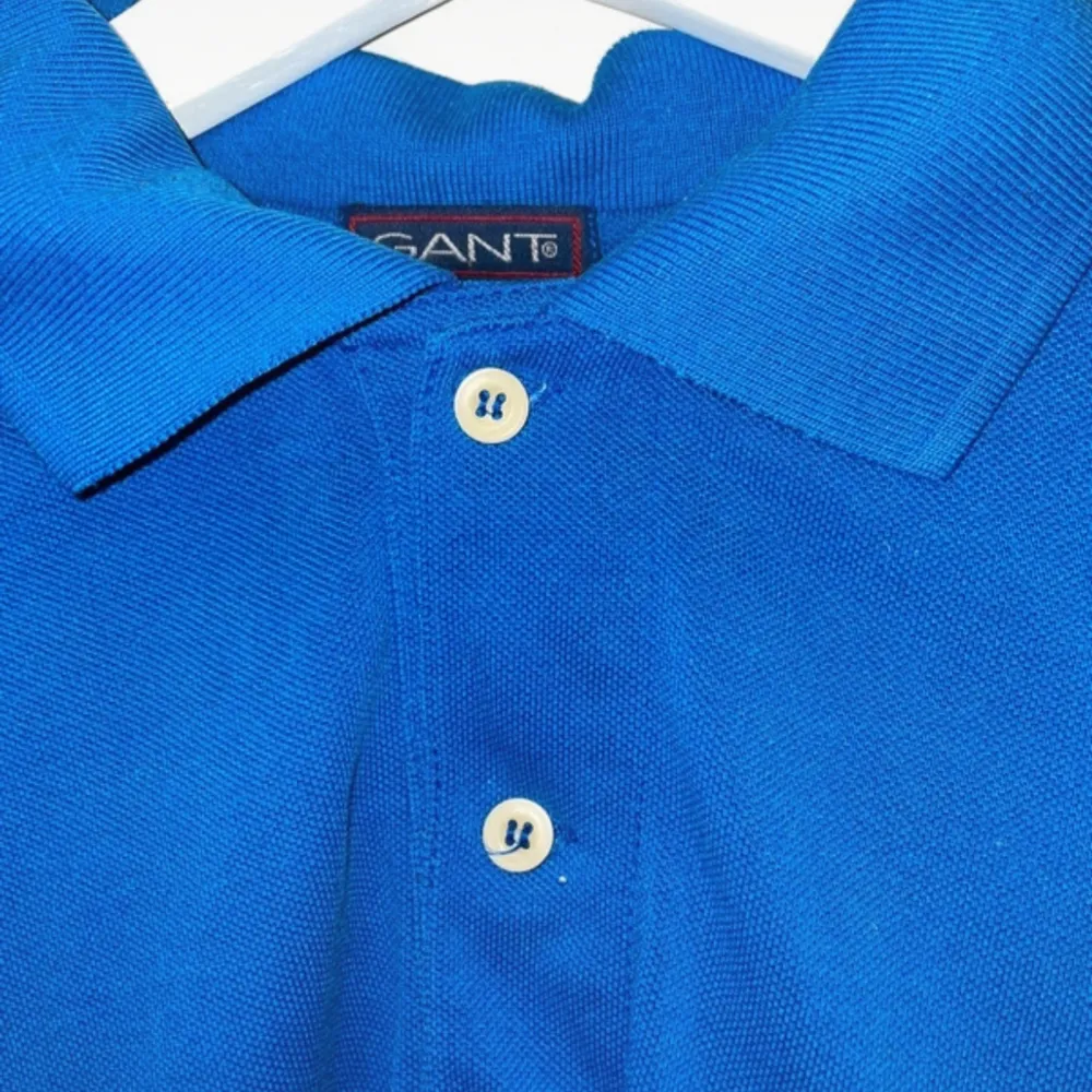 Säljer en blå t-shirt från Gant. Är använd ett fåtal gånger och är i mycket bra skick. . T-shirts.