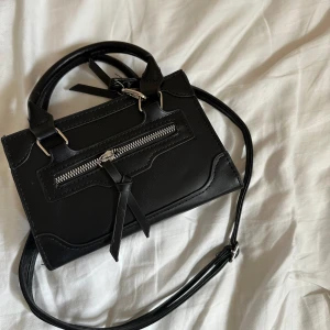 Väska - Superfin svart väska. Kommer tyvärr inte till användning och helt oanvänd❤️