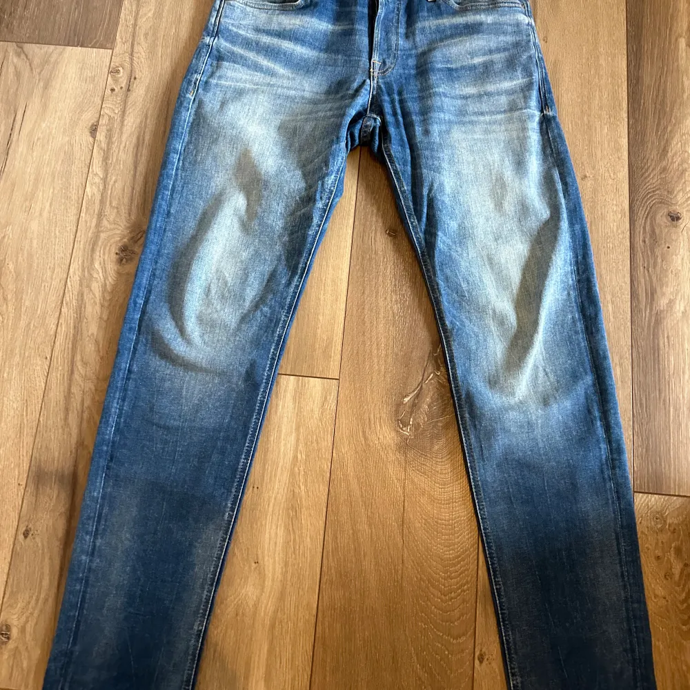 Säljer ett par jeans från Jack and Jones i schysst model: ”Mike”. Storlek W32/L34. Jeans & Byxor.