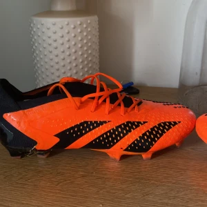 Adidas predator fotbollskor - Säljer dom här peedator skorna, skick 8/10. Säljer på grund av att dom är för små. Nypris runt 2500kr 