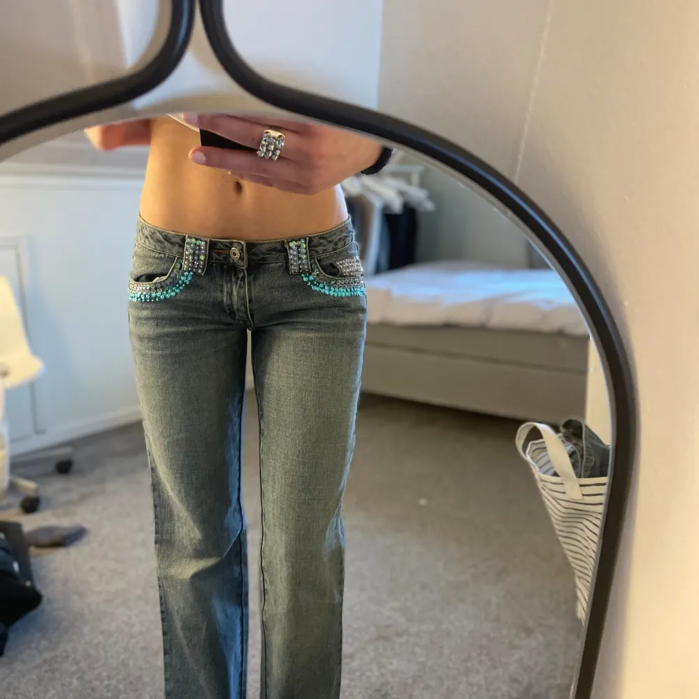 Intressekoll på mina low waist, bootcut jeans med paljetter på olika delar.✨  Olika mönster på bakfickorna kolla bild 2/3 💗Paljetterna går att ta bort ifall man inte vill ha dom utan bara vanliga jeans. Skriv om ni har frågor, svarar så fort jag kan❣️. Jeans & Byxor.