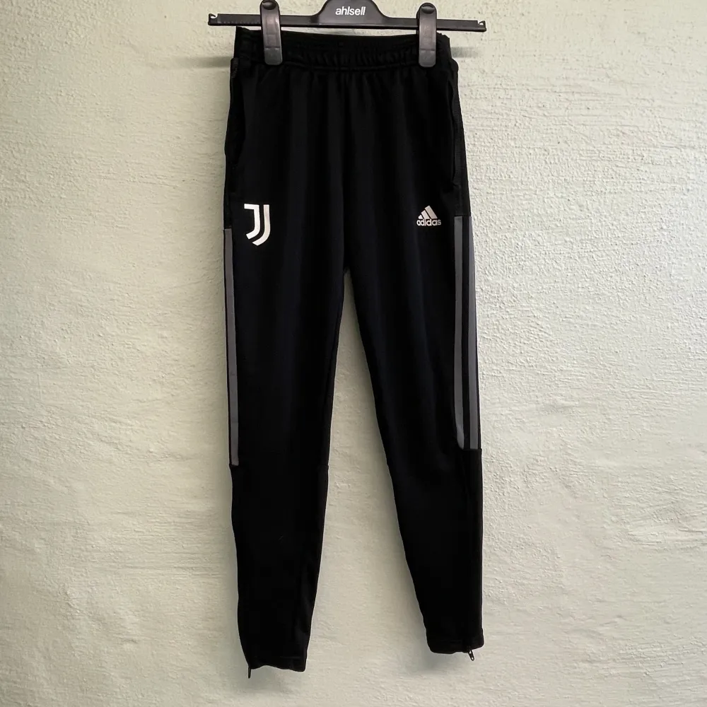 Adidas Juventus byxor i storlek XS.. Jeans & Byxor.