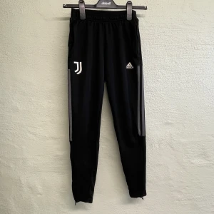Adidas Juventus  - Adidas Juventus byxor i storlek XS.