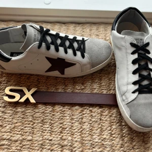 Golden Goose + Limited e. bälte - Tjena, säljer dessa GOLDEN GOOSE skor (9/10 skick) i kombination med detta snygga läderbälte från SPEXBELTS | nypris GG ≈ 5000kr & bältet ≈ 1000kr | säljer bältet separat - 800kr (helt nyskick) / För skorna separat fortfarande 2999kr | Fråga gärna 🙌