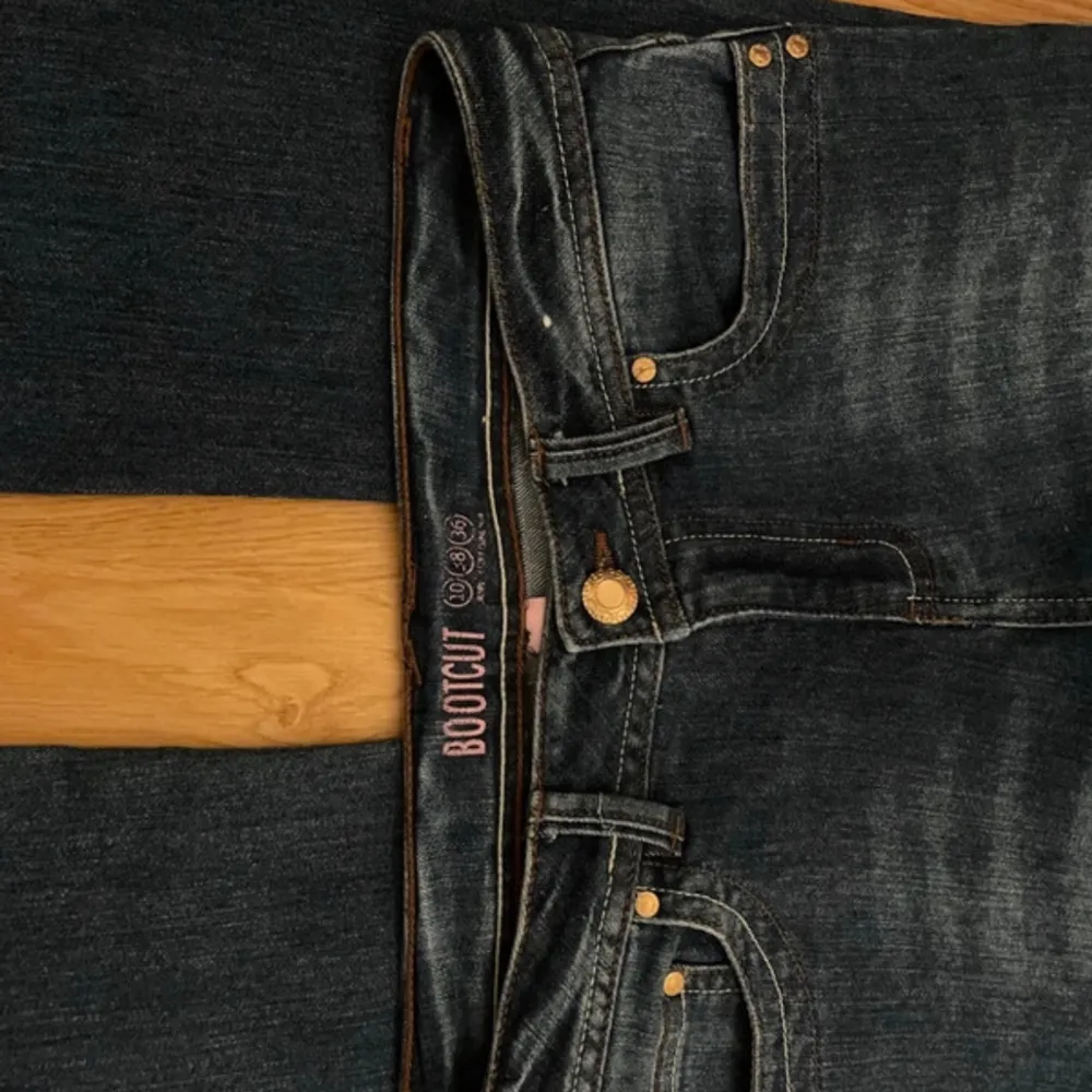 Lowwaist Bootcut jeans💕blåa i storlek s och säljer dom för att dom inte kommer till användning längre☺️. Jeans & Byxor.