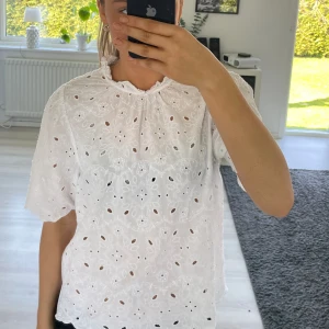 Söt kortärmad blus  - Jätte söt kort ärmad blus som är köpt på åhléns men från märket Holly & Whyte! Använd flera gånger men endå i bra skick och inga specifika anmärkningar! Kanske behöver strykas innan användning🤗 💞☺️ Hör av dig vid intresse eller mer information/bilder 