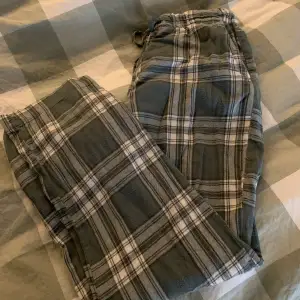 Pyjamasbyxor från Kappahl strl S Köpta för 300kr säljer för 70kr Använd gärna köp nu 💗
