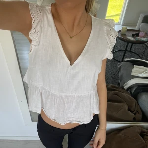 Volang topp  - Jätte söt volang topp, märket ifen har tyvärr skafts bort men är i bra skick och knappt använd! Den är ganska urringad!! 💞☺️ Hör av dig vid intresse eller mer information/bilder 🤗😇