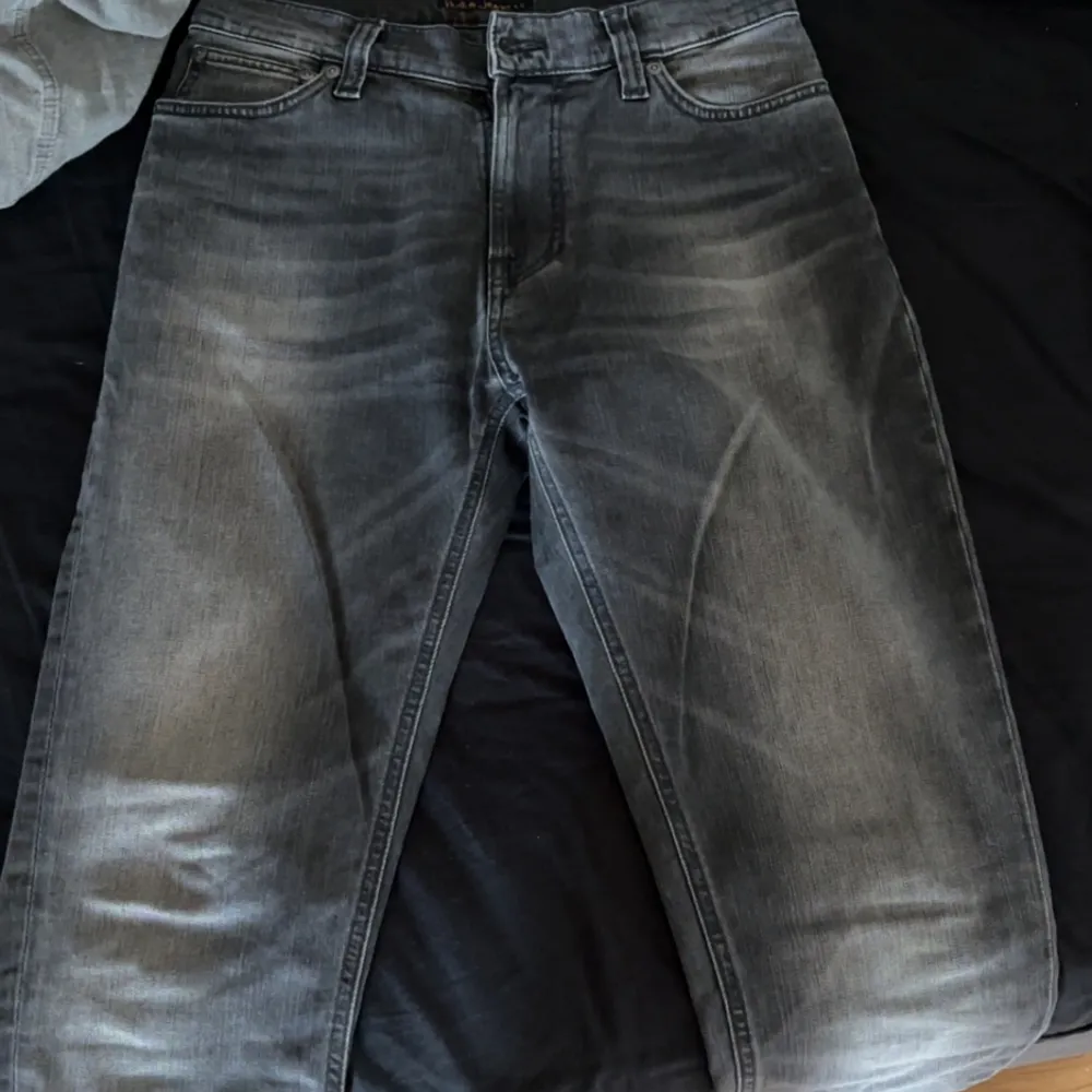 Tjena! Säljer mina helt nya nudie jeans i slim fit då dom är för stora för mig, storlek 27/32 men sitter som 28/29 i midgan! Nypris: 1600 kr Hör av er vid funderingar osv. Jeans & Byxor.