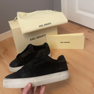 Axel Arigato Clean 360 Laceless - Nu säljer vi dessa Axel Arigato skor i skick 7,5/10. Mochan är lite utsliten och två fläckar på yttersulan är svårbortagna men ingenting man märker. Skorna är självklart äkta och vid fler frågor skriv i DM! 🤩 BUD JUST NU: 1100kr