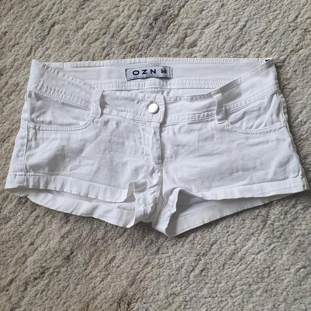 Minishorts från märket ozn i strl 38. Linne/jeans material, använd gärna köp nu!. Shorts.