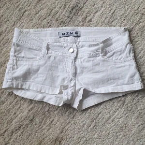 Lågmidjade linne shorts - Minishorts från märket ozn i strl 38. Linne/jeans material, använd gärna köp nu!
