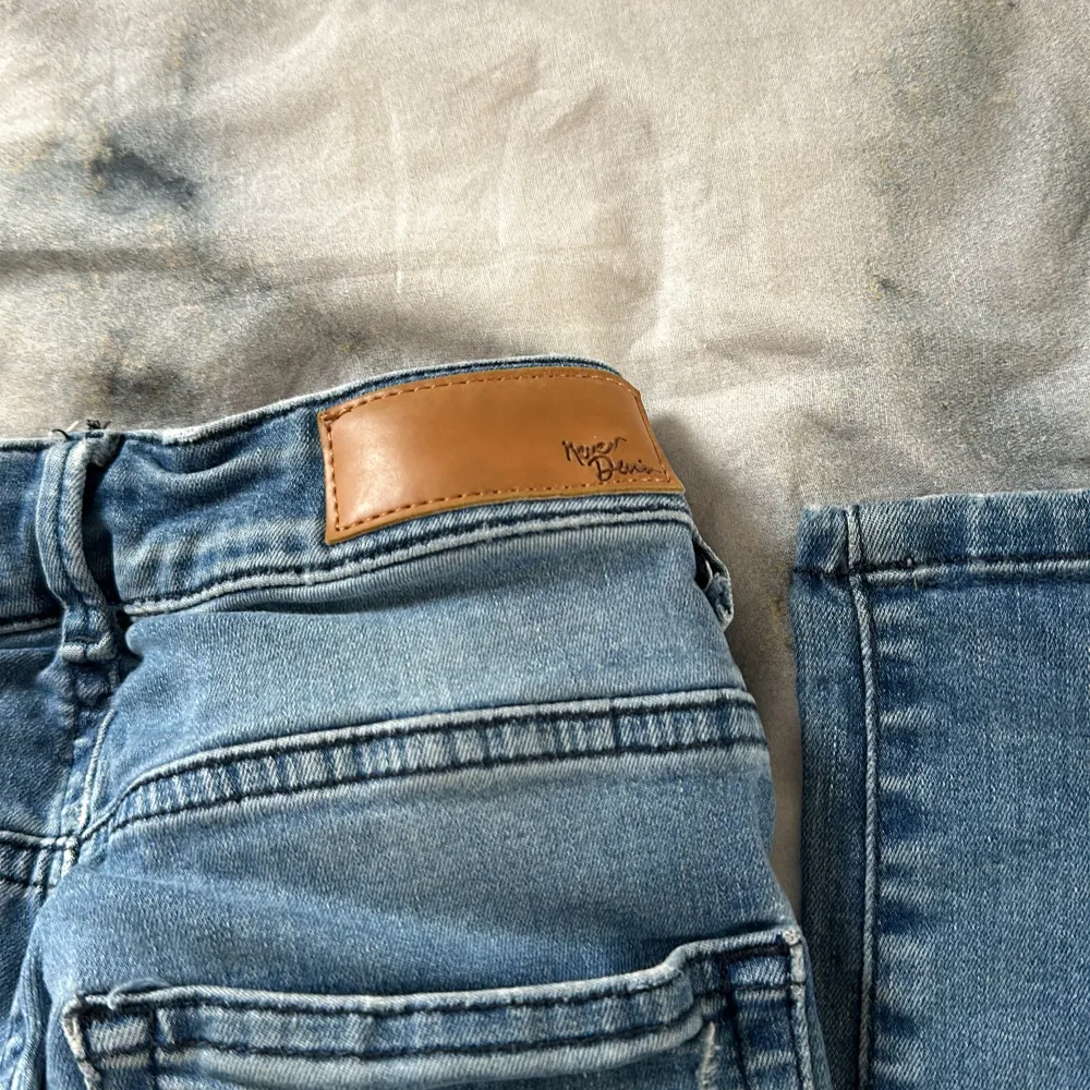 Blåa jeans säljer då de är för små! ❤️. Jeans & Byxor.