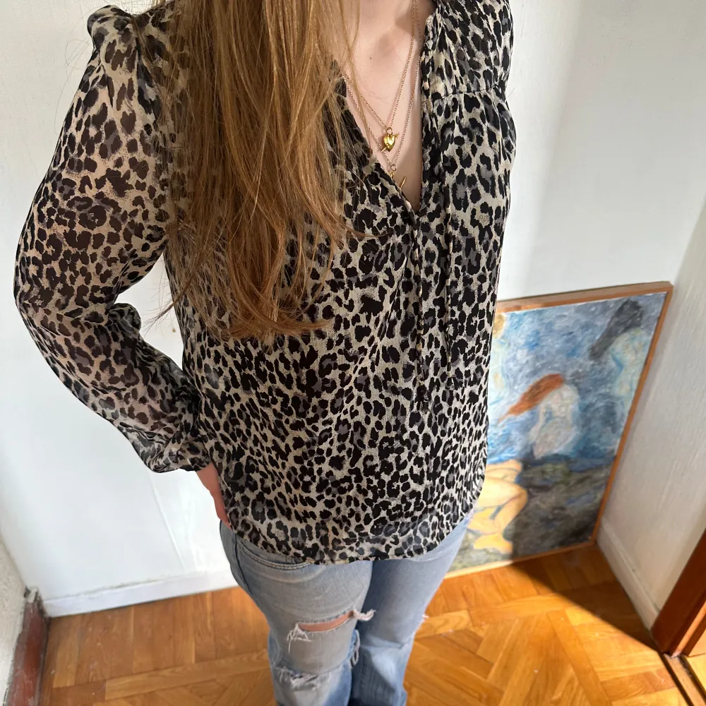 leopard mönstrad blus från only i storlek S. supersnygg passform och jättefin att ha ärmarna uppkavlade trekvarts! skriv för fler bilder. . Blusar.