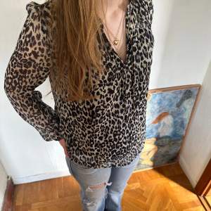 leopard mönstrad blus från only i storlek S. supersnygg passform och jättefin att ha ärmarna uppkavlade trekvarts! skriv för fler bilder. 