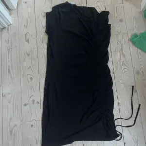 Klänning från H&M i storlek L i färgen svart 