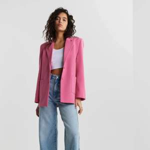 Säljer min jättefina Gina tricot blazer som numera är arkiverad. Den kommer tyvärr inte till användning 🥺 härlig rosa färg och oversize😮‍💨💘