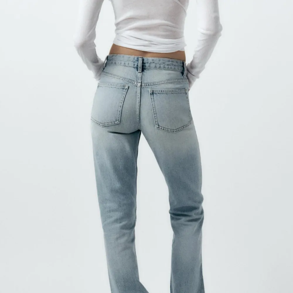 Säljer dessa oanvända Bootcut jeans från zara då de är för kort för mig. Dem är i nyskick och ett par perfekta jeans till vår och sommar🩵 Nypris 380!. Jeans & Byxor.