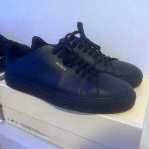 Säljer nu mina helt nya endast testade Axel Arigato clean 90 all black skor för endast 1650kr, 10/10 skick dm för frågor :) 