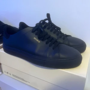 Axel arigatos skor - Säljer nu mina helt nya endast testade Axel Arigato clean 90 all black skor för endast 1650kr, 10/10 skick dm för frågor :) 