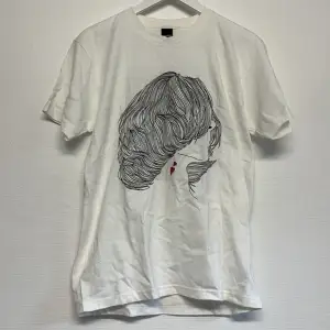 Design T-shirt som är oanvänd i nyskick med lappen kvar