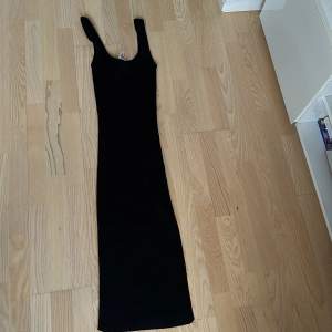 Stickad klänning från Gina tricot med lappar kvar. Stoelek m. Väldigt strechig och skön
